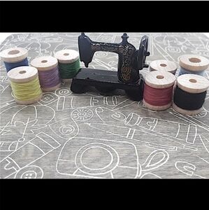 Miniature singer sewing machine with 6 Bobbins